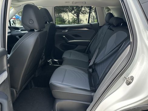Used 2025 Volkswagen Tiguan SE AWD/4WD image 28