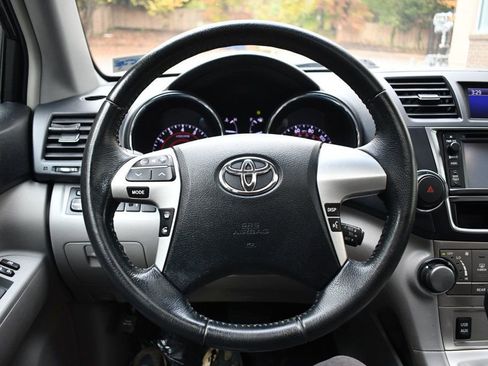 Used 2013 Toyota Highlander SE image 23