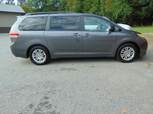 Used 2014 Toyota Sienna XLE w/ Entertainment Package FWD image 17