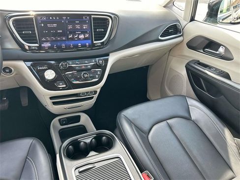 Used 2024 Chrysler Pacifica Touring-L image 15