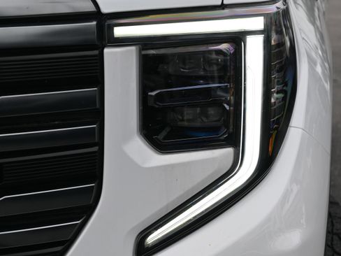 Used 2024 GMC Sierra 1500 AT4 w/ Technology Package AWD/4WD image 6