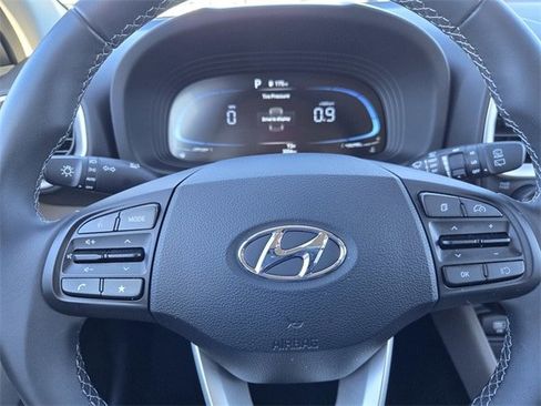 Certified 2025 Hyundai Venue SEL image 21