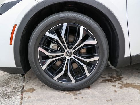 Used 2023 Toyota Crown Limited image 14