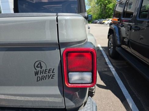 Used 2022 Jeep Gladiator Sport AWD/4WD image 9