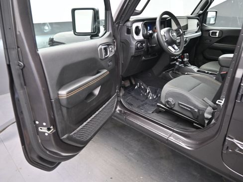 Used 2025 Jeep Wrangler Unlimited Sahara AWD/4WD image 16