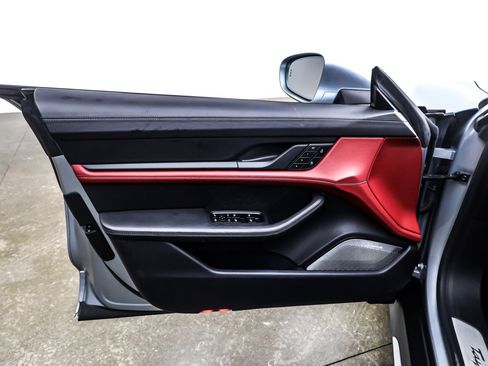 Used 2022 Porsche Taycan image 22