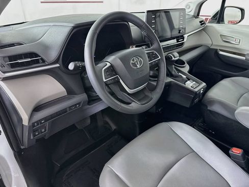 Used 2023 Toyota Sienna XLE w/ XLE Plus Package FWD image 18