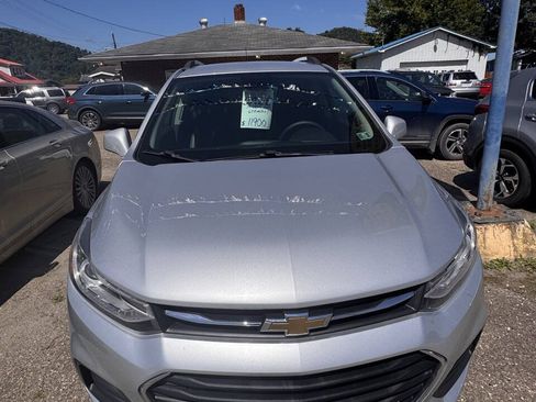 Used 2017 Chevrolet Trax LT w/ LT Convenience Package FWD image 12