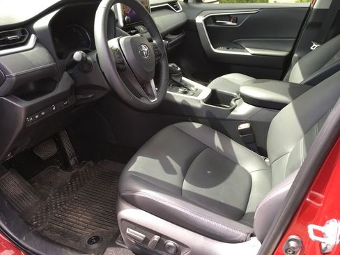 Used 2023 Toyota RAV4 XLE Premium image 4