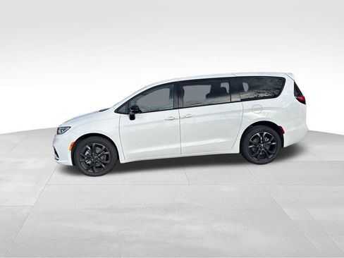 New 2026 Chrysler Pacifica Select image 2