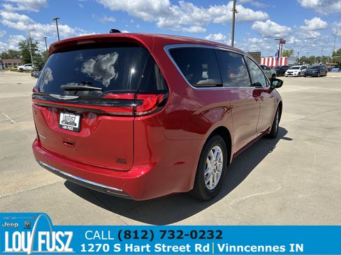 New 2026 Chrysler Pacifica Select image 4