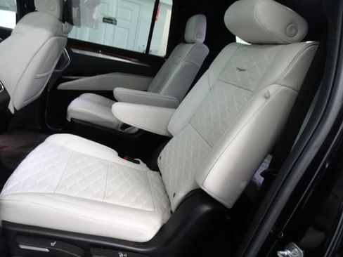 Used 2025 Cadillac Escalade ESV Sport Platinum AWD/4WD image 4