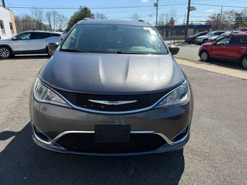 Used 2017 Chrysler Pacifica Touring-L Plus FWD image 4