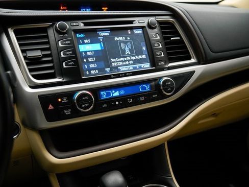 Used 2018 Toyota Highlander XLE image 23