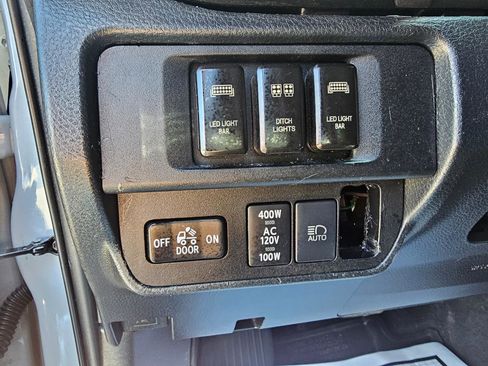 Used 2019 Toyota Tacoma TRD Off-Road AWD/4WD image 35