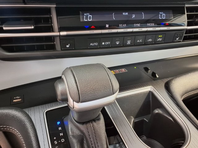 Used 2026 Toyota Sienna XLE FWD image 13