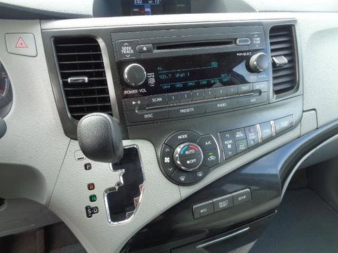 Used 2014 Toyota Sienna LE image 32