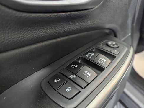 Used 2020 Jeep Cherokee Latitude Plus w/ Cold Weather Group AWD/4WD image 15