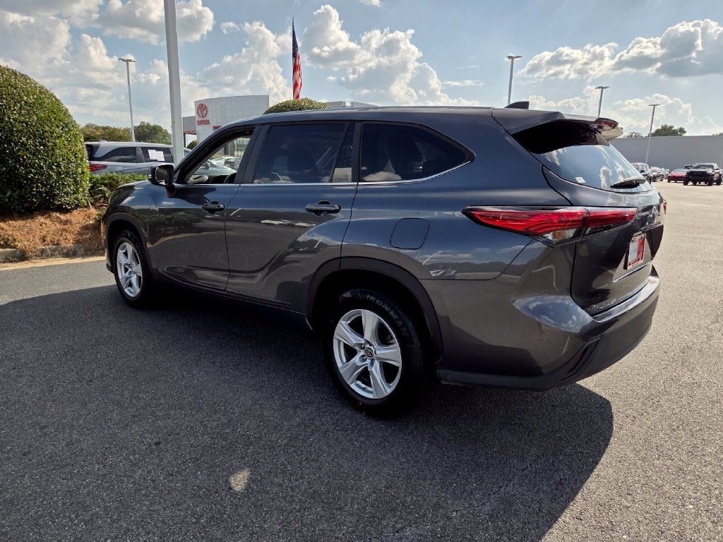 Used 2023 Toyota Highlander L FWD image 9