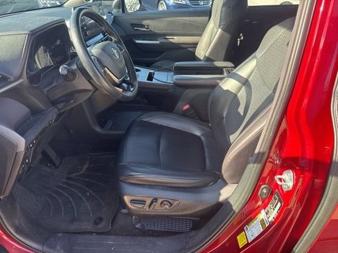 Used 2022 Toyota Sienna XSE image 7