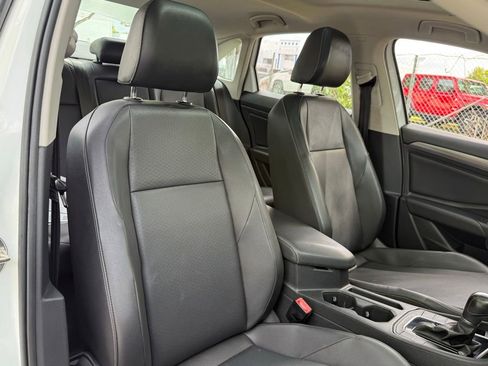 Used 2019 Volkswagen Jetta SEL w/ Cold Weather Package FWD image 33
