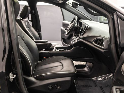 Used 2021 Chrysler Pacifica Limited w/ Uconnect Theater Family Group AWD/4WD image 40