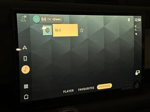 New 2025 Land Rover Defender 130 X-Dynamic SE image 19