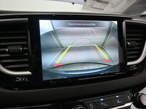 Used 2025 Chrysler Pacifica Select image 35