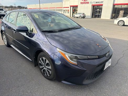Used 2022 Toyota Corolla LE image 2