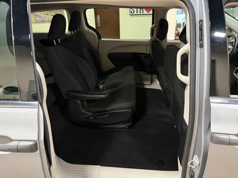 Used 2021 Chrysler Voyager L FWD image 32