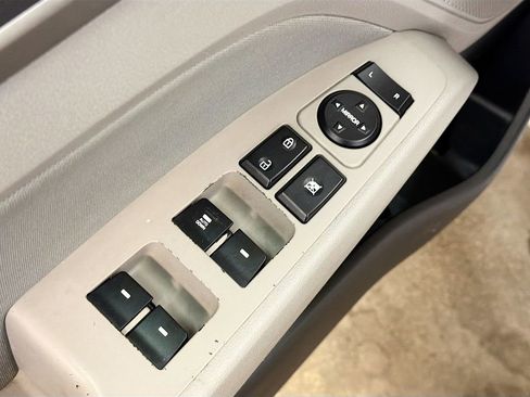 Used 2017 Hyundai Elantra SE image 18