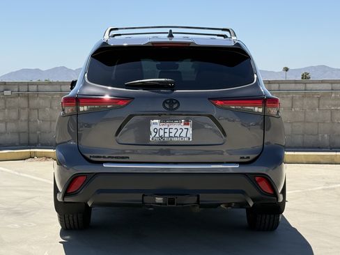 Used 2022 Toyota Highlander XLE FWD image 11