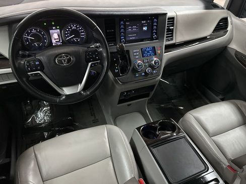 Used 2019 Toyota Sienna XLE FWD image 12