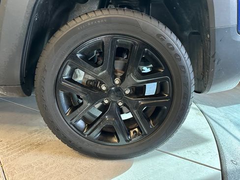 Used 2018 Jeep Renegade Altitude w/ UConnect 8.4 Nav Group AWD/4WD image 24