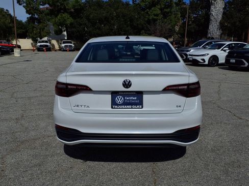 Certified 2022 Volkswagen Jetta SE image 24