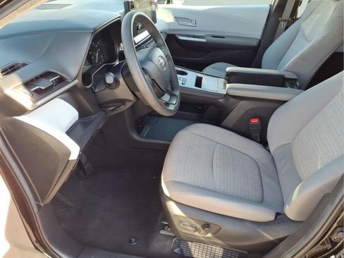 Used 2025 Toyota Sienna LE image 13