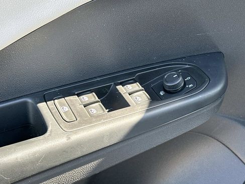 Used 2022 Volkswagen Taos SE image 16