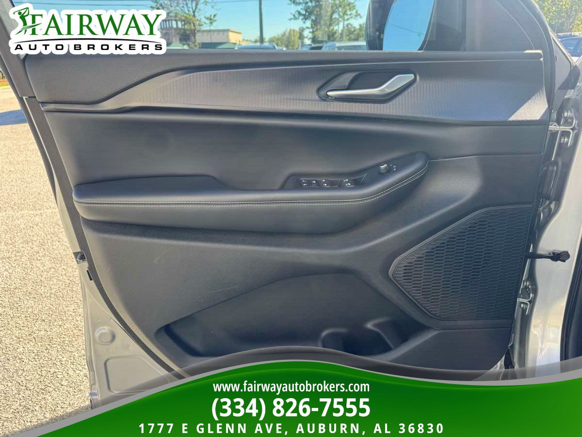 Used 2023 Jeep Grand Cherokee L Laredo AWD/4WD image 28
