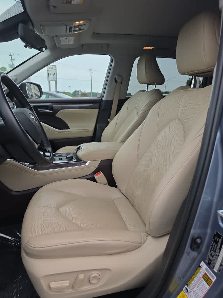 Used 2021 Toyota Highlander Platinum AWD/4WD image 14