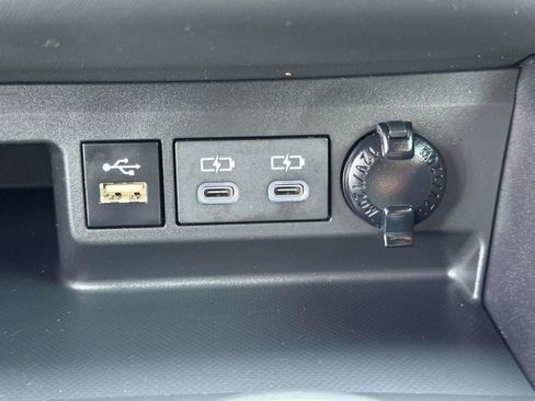 Used 2024 Toyota Highlander XSE FWD image 9