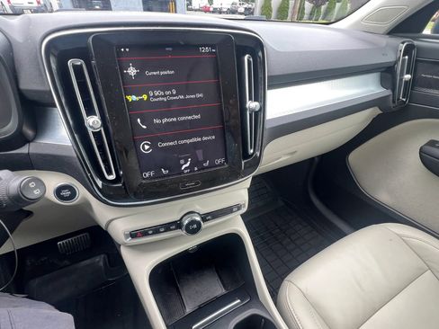 Used 2022 Volvo XC40 T5 Momentum w/ Premium Package AWD/4WD image 23