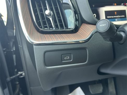 Certified 2023 Volvo XC60 B6 Ultimate w/ Climate Package image 17