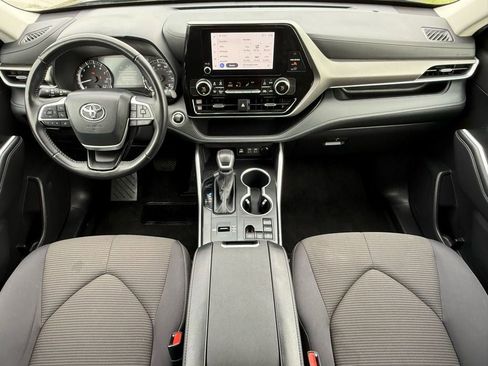 Used 2025 Toyota Highlander LE image 16