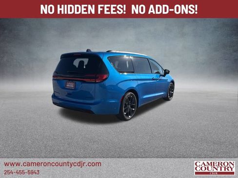 New 2026 Chrysler Pacifica Limited w/ S Appearance Package FWD image 3