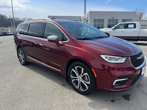 Used 2021 Chrysler Pacifica Pinnacle image 3