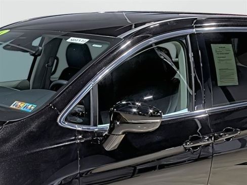 Used 2024 Chrysler Pacifica Touring-L FWD image 8