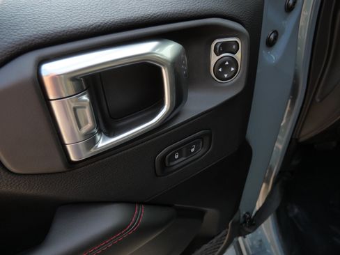 Used 2025 Jeep Wrangler Unlimited Rubicon AWD/4WD image 19