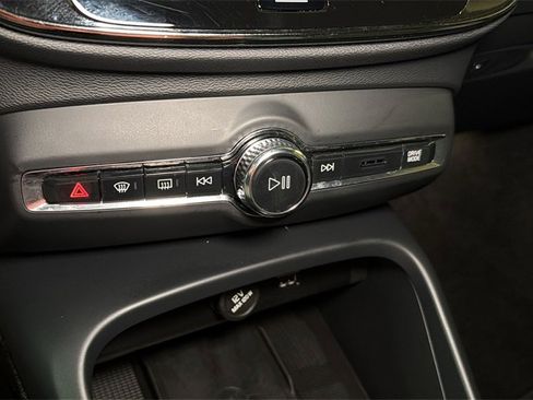 Used 2021 Volvo XC40 T5 R-Design w/ Advanced Package image 28