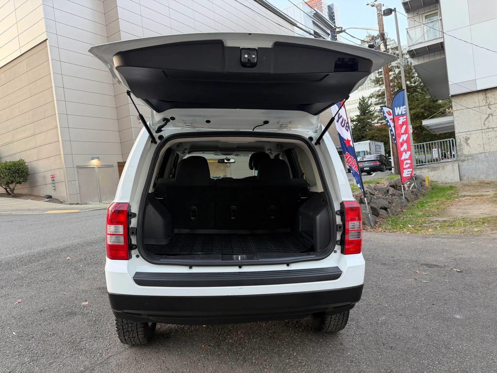 Used 2013 Jeep Patriot Latitude FWD image 31