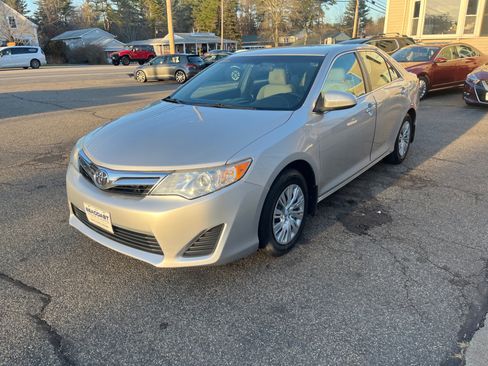 Used 2014 Toyota Camry SE image 3